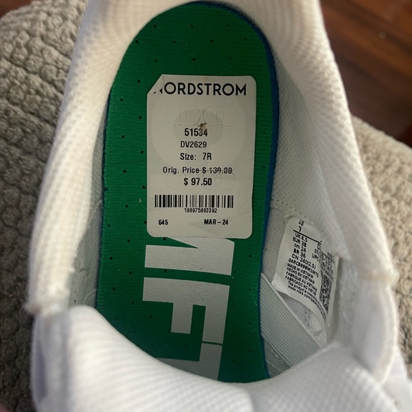 WMNS AIR JORDAN 11 CMFT LOW - size 7 - Picture 7 of 8